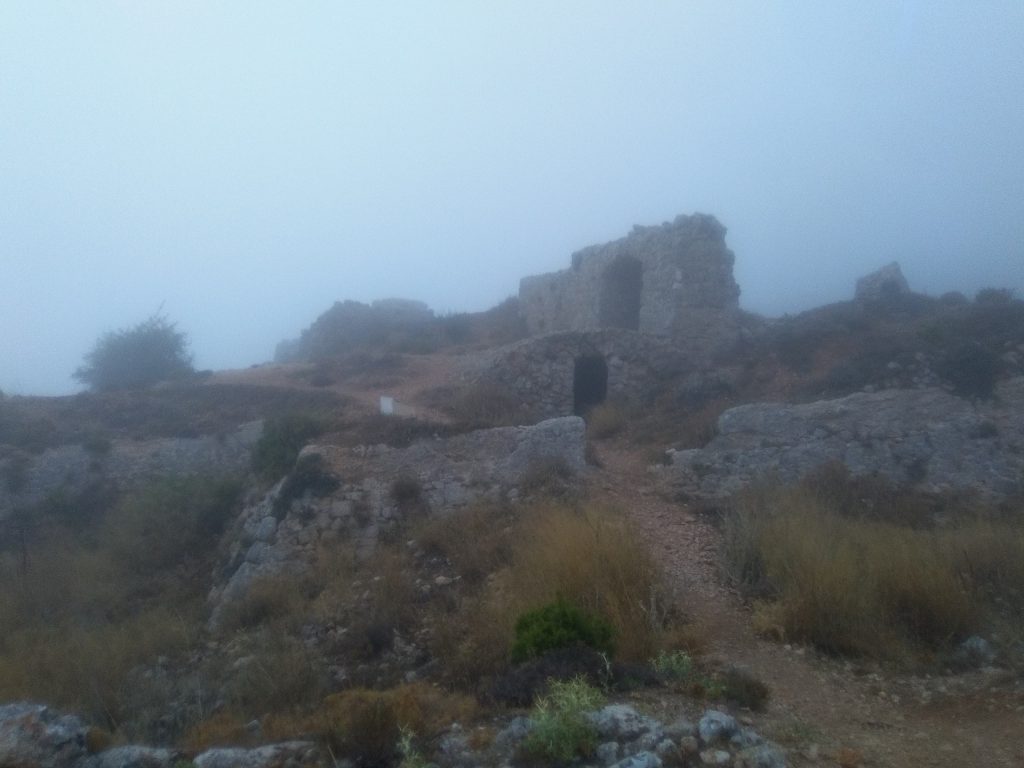 Fort de Bernia entre la niebla