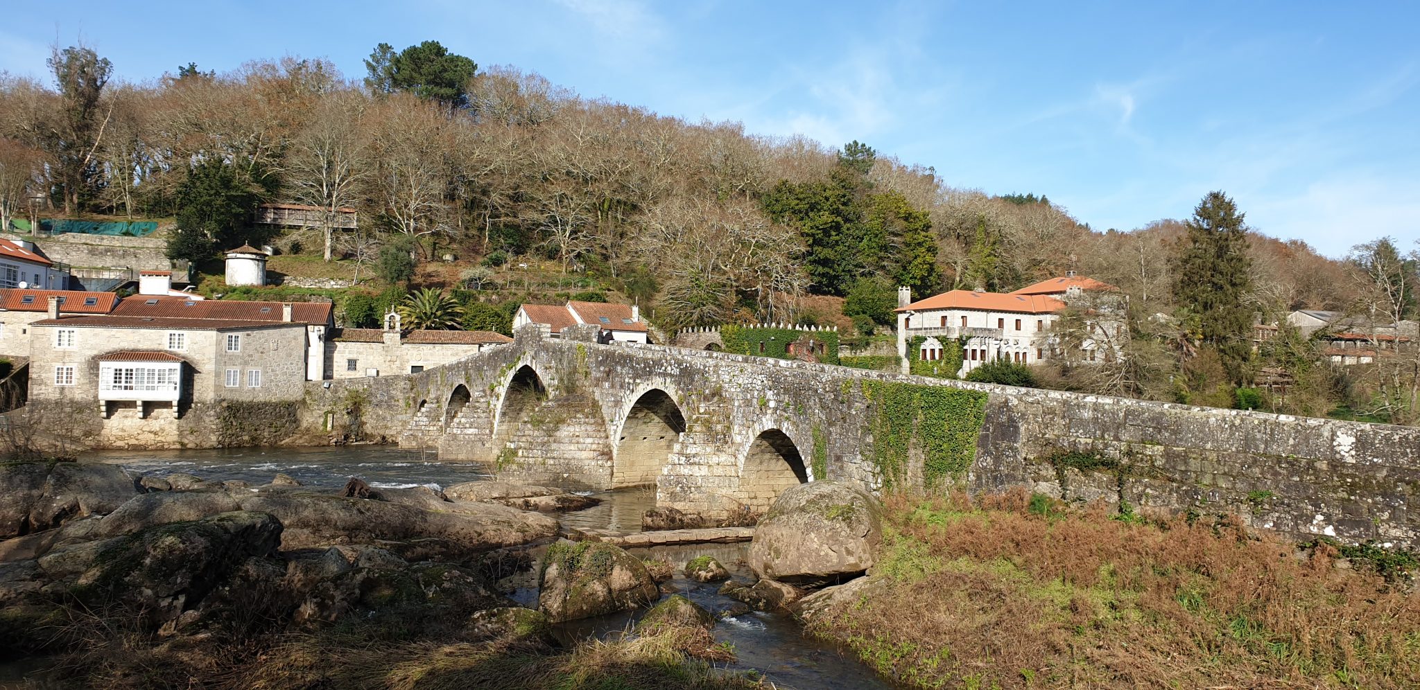 Vistas del puente romano y algunas casas