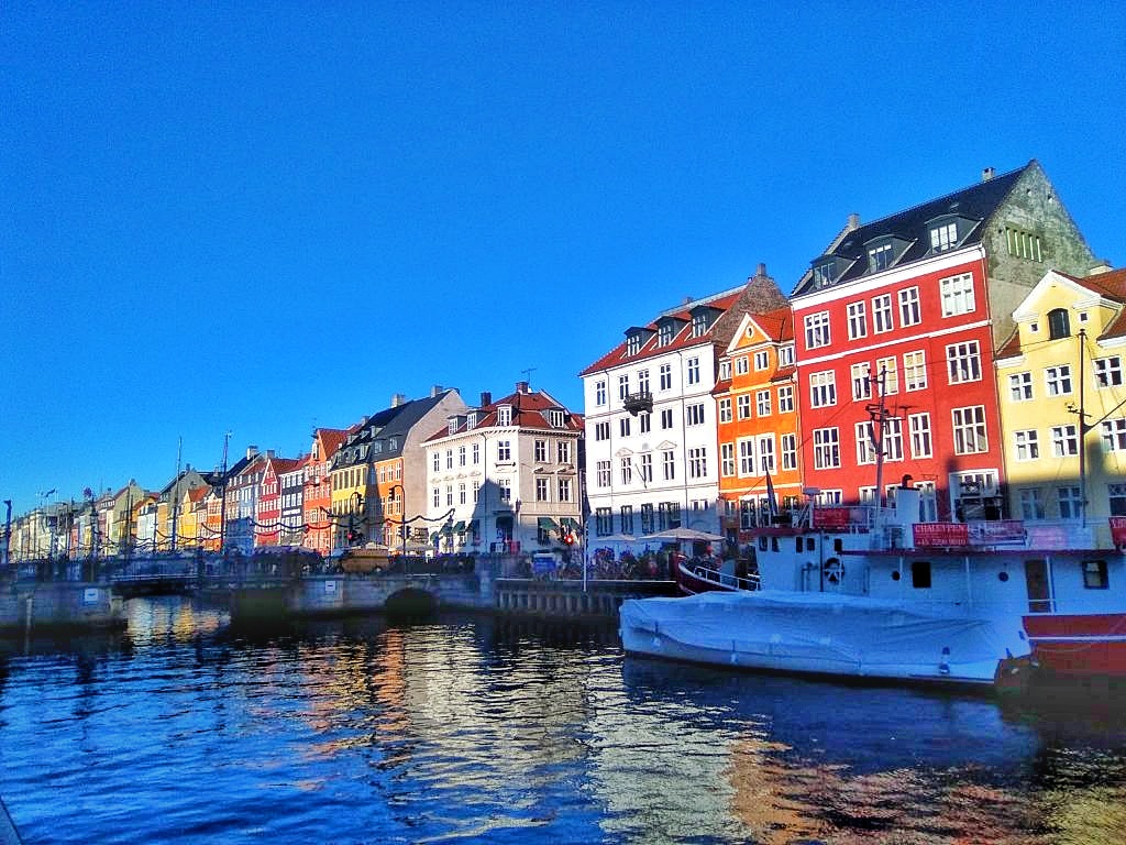 Nyhavn, puerto viejo de Copenhague con casas de colores 
