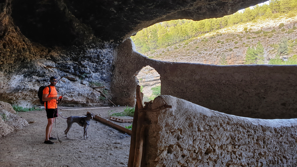Cueva usada como cobijo para el ganado