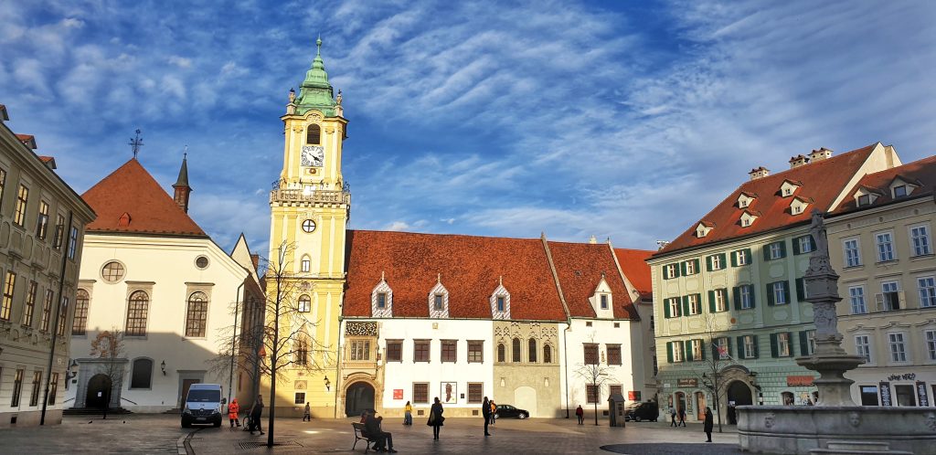 Plaza Principal de Bratislava con el  ayuntamiento  y varios edificios modenistas