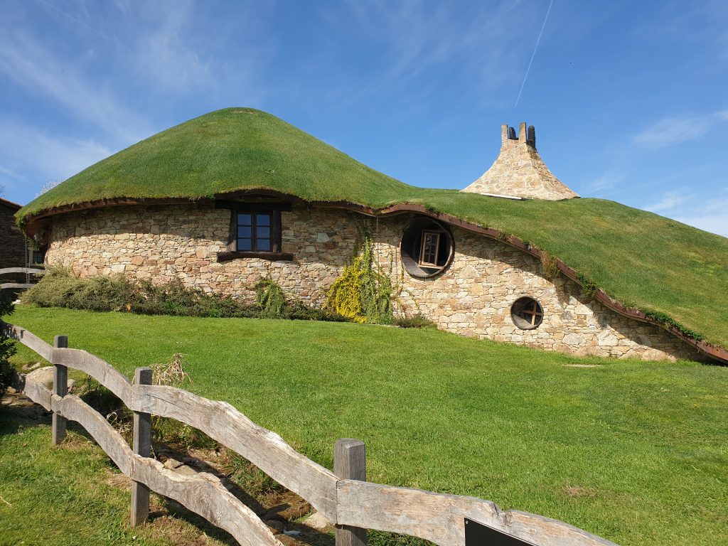 Restaurante Fogar de Breogán que que parece una casa Hobbit, con ventanas redondas, paredes de piedra y techo de hierba