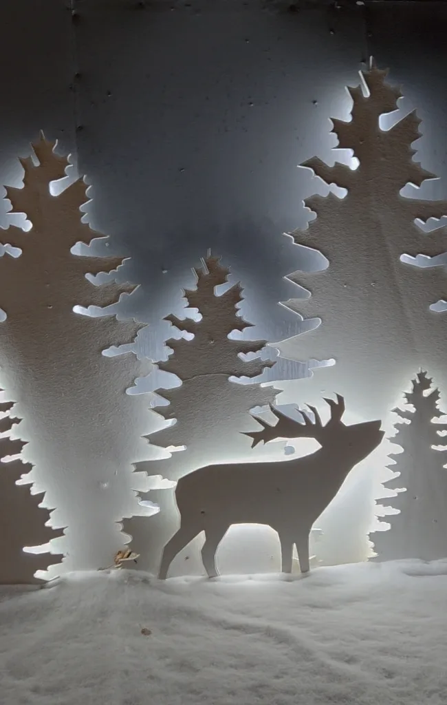 Allariz, escena de Navidad con un reno y un bosque nevado