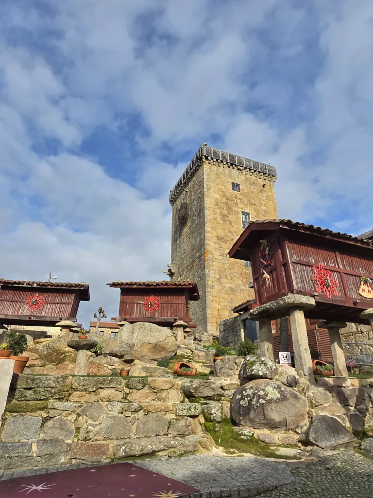 Galicia en Navidad, Vilanova dos Infantes con sus hórreos y la torre.