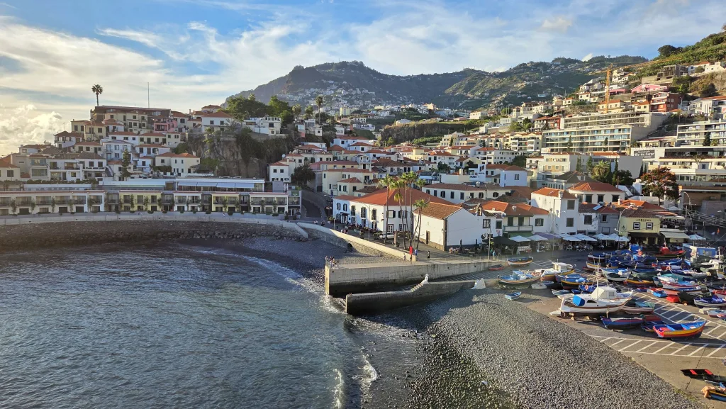 Camara de Lobos, vistas del pueblo pesquero y la playa