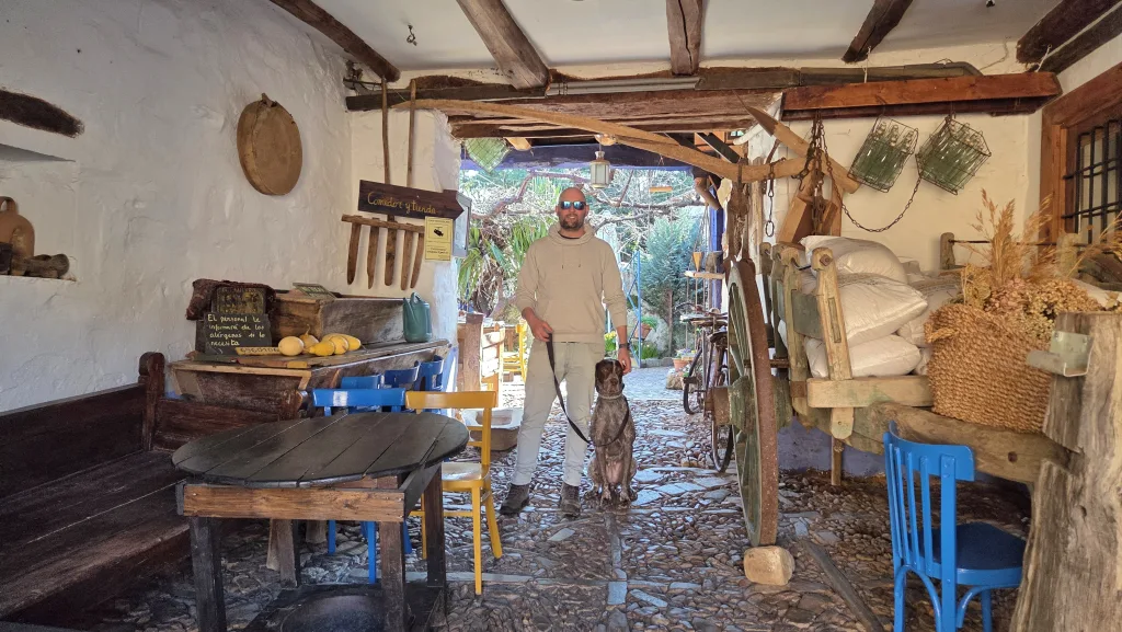Entrada de una antigua casa arriera hoy convertida en el restaurante Entrepiedras