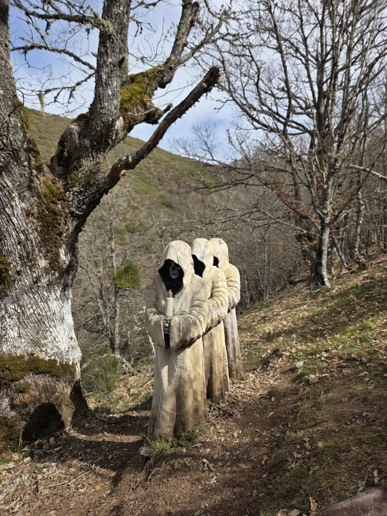 Senda de la Mitología Leonesa se ven ánimas en un bosque