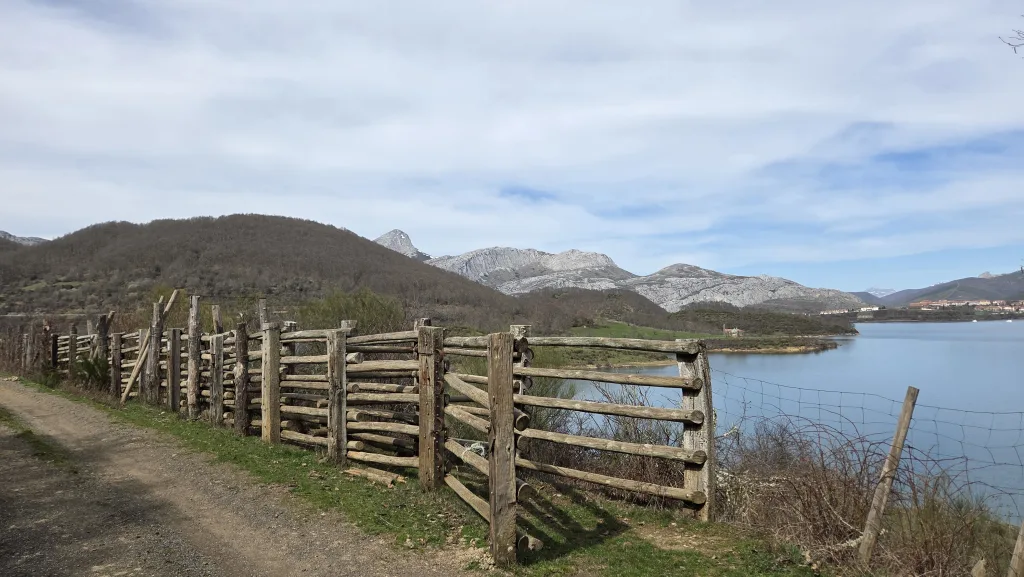 Tramo de la senda con vistas al pantano de Riaño