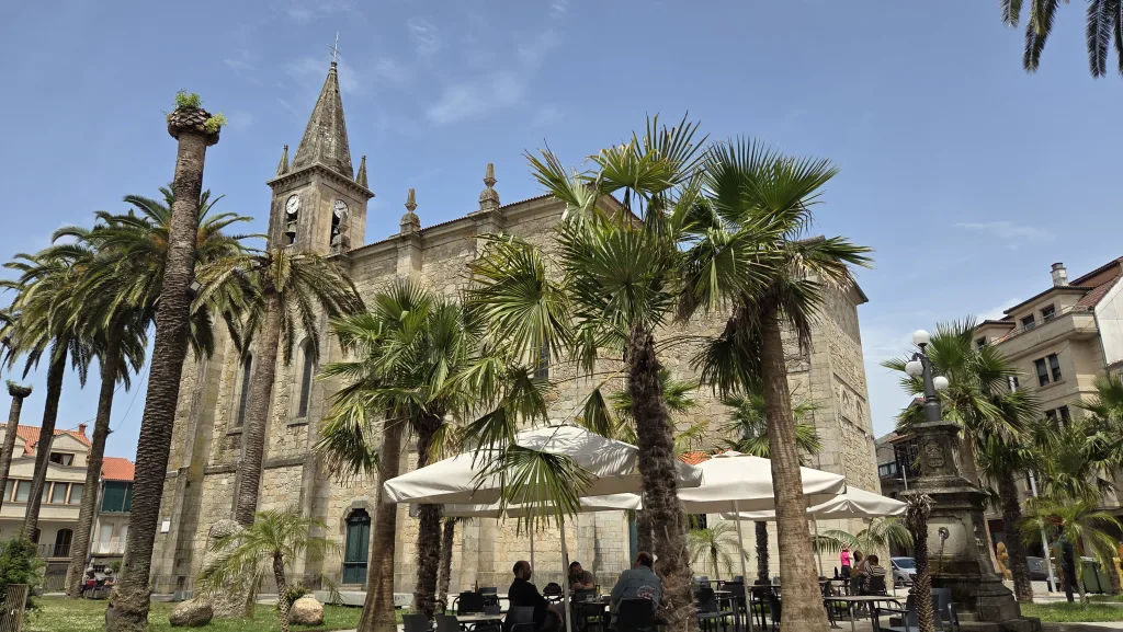 Iglesia de Tomas Becket y paseo de las palmeras
