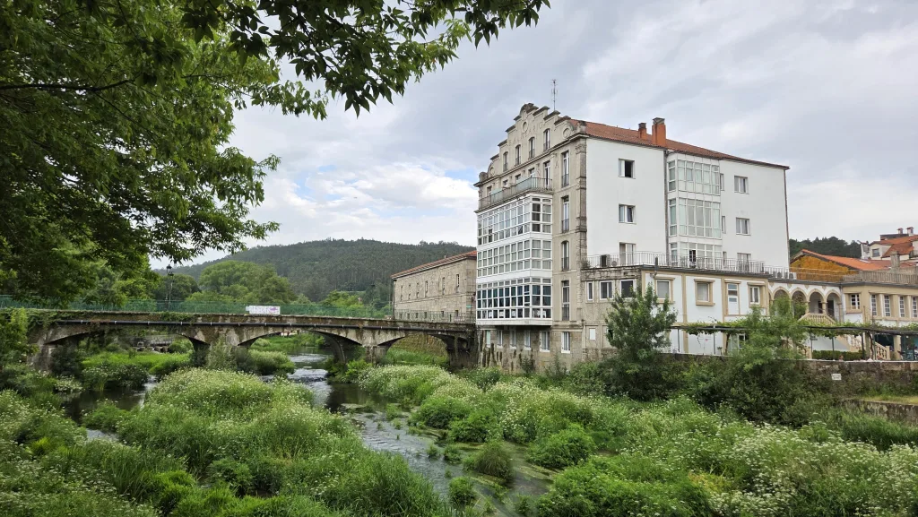 Caldas de Reis, balneario y puente sobre el río