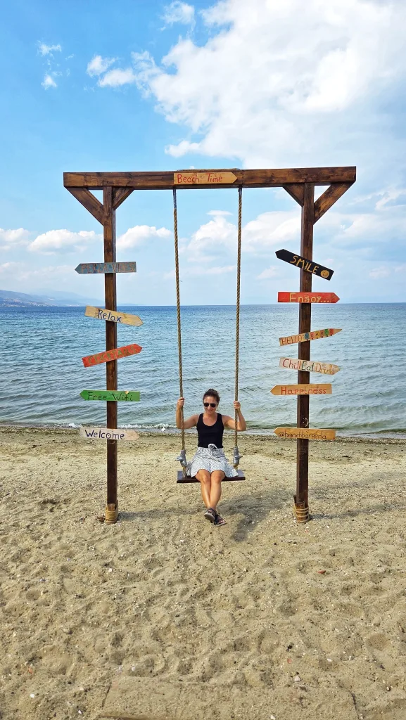 Columpio en la playa de Korçe, a orillas del lago Ohrid