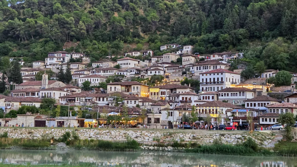 Berat y sus casas en la montaña al atardecer