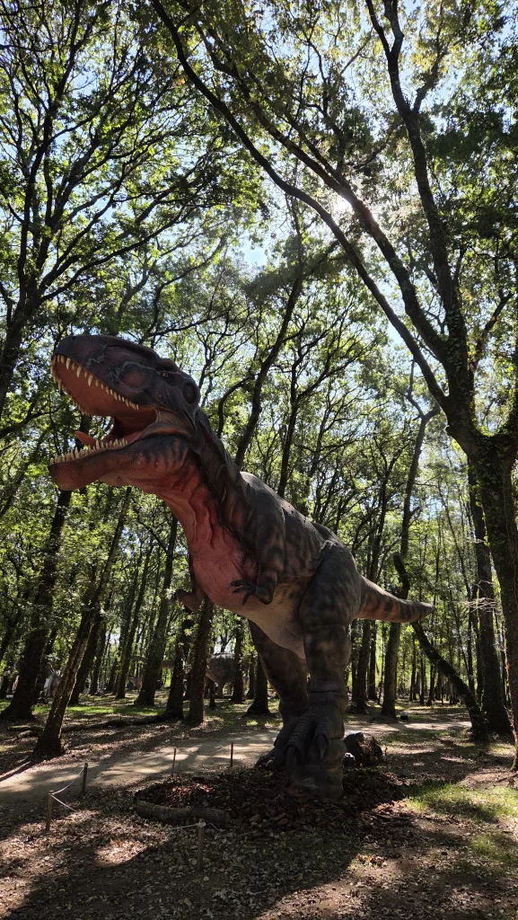 Dinosaurio en Terra Nublar, Outeiro de Rei, Lugo, Galicia