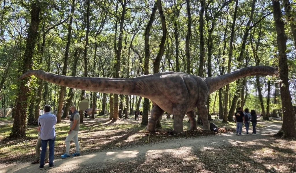 Diplodocus en en parque de dinosaurios de Lugo